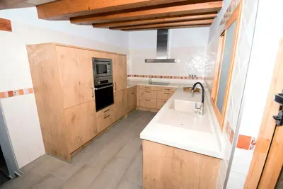 Cocina equipada con horno y microondas