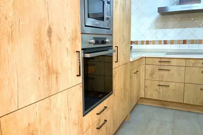 Detalle de muebles de cocina y encimera
