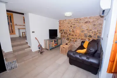 Salón con pared de piedra y sofá