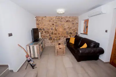 Salón con sofá y ventana al patio