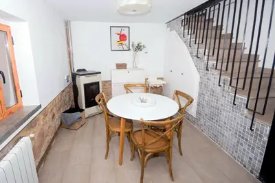 Comedor con mesa y sillas de madera