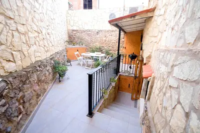 Terraza con mesa y sillas