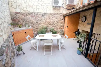 Terraza con plantas y zona de comedor